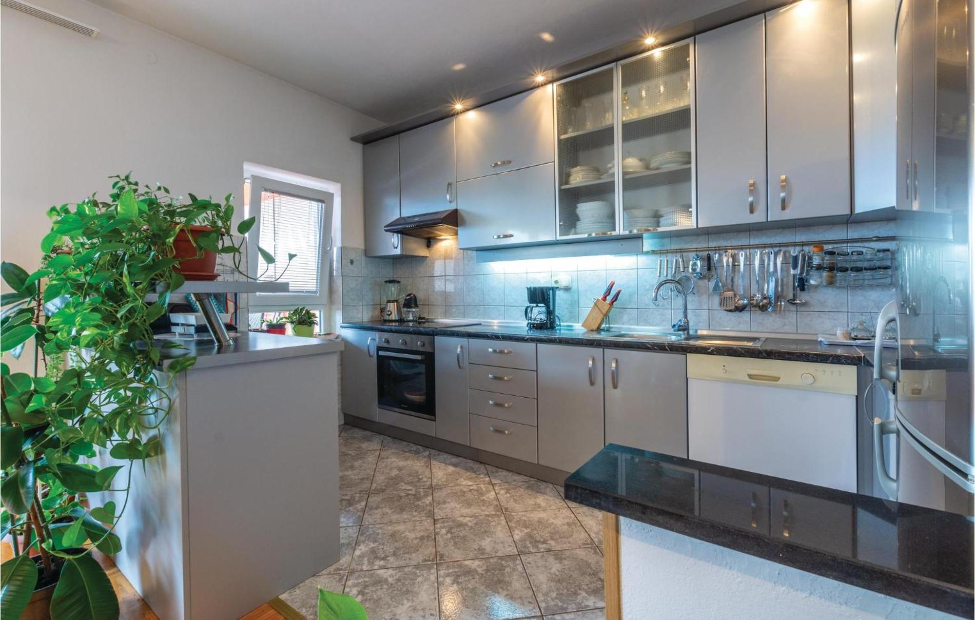Nice Apartment In Plano With Kitchen Ngoại thất bức ảnh