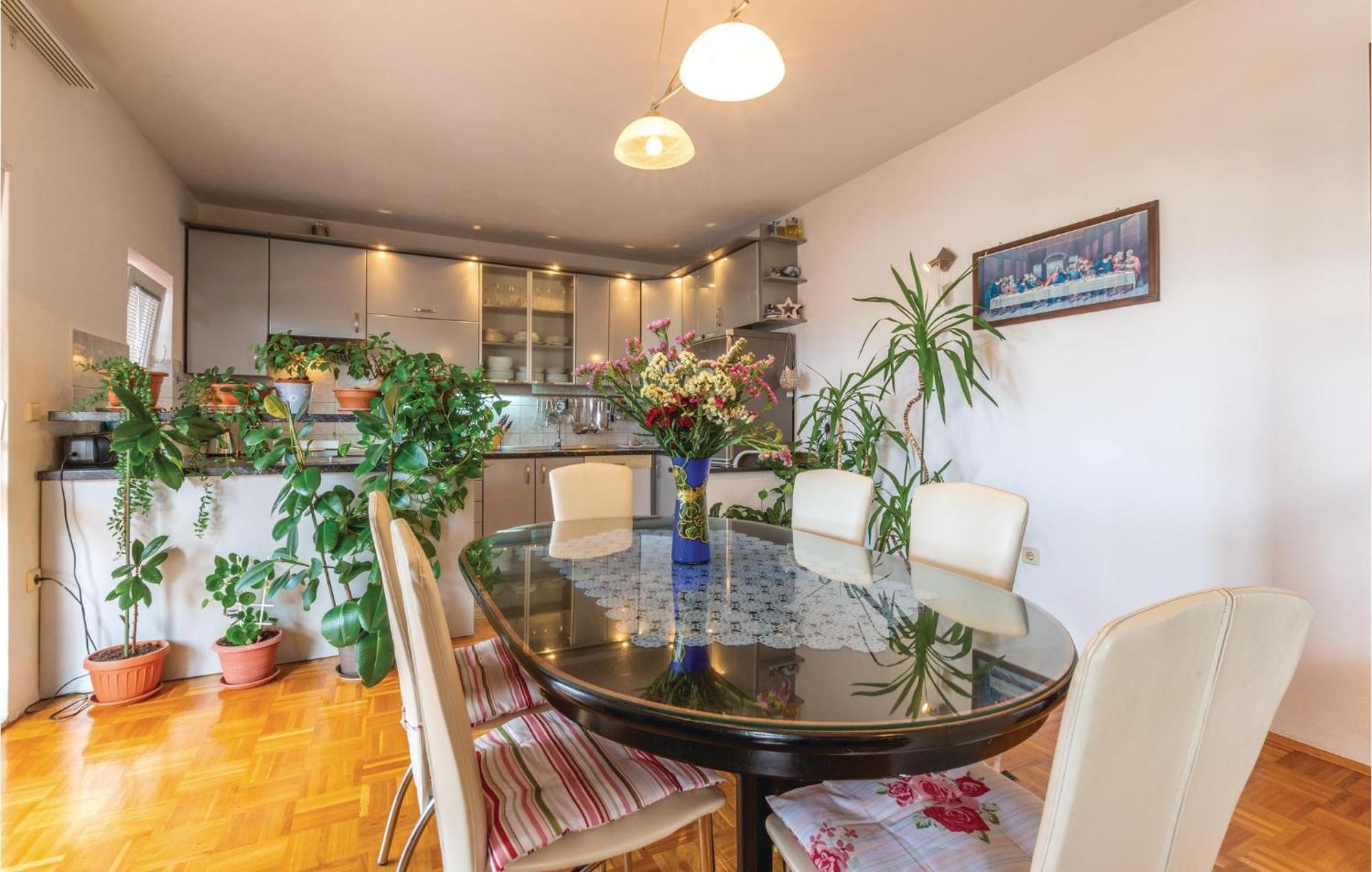 Nice Apartment In Plano With Kitchen Ngoại thất bức ảnh